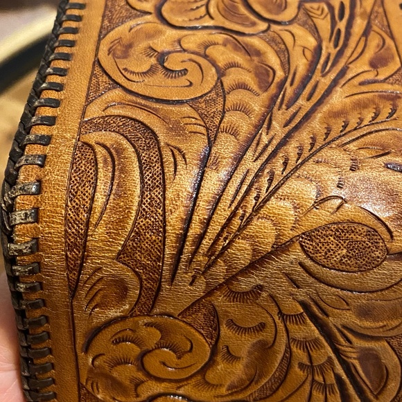 Vintage hand tooled leather unisex bifold - Picture 6 of 13